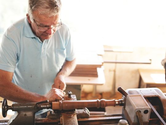 Emeryt idzie do pracy. Decyduje się na to coraz więcej seniorów