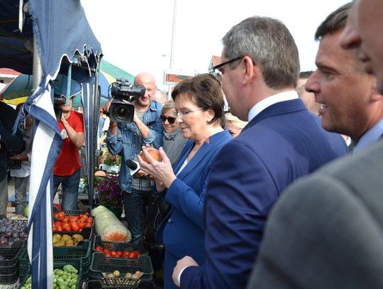 Ewa Kopacz kupiła jabłka na ostrowskim targowisku