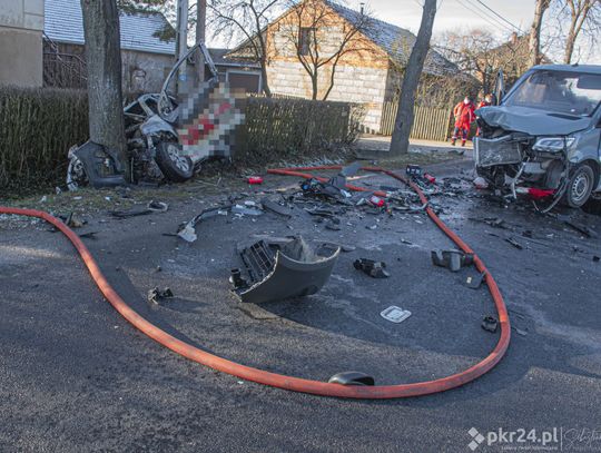 Fiat panda zderzył się z busem, po czym zaczął się palić. Zginął kierowca