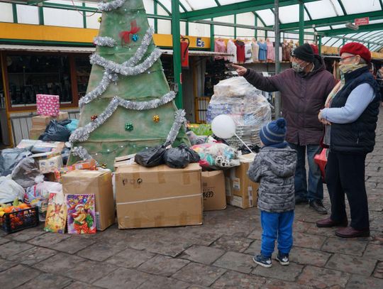 Finał akcji na kaliskim targowisku. Handlowcy przekazali prezenty dla podopiecznych Caritas ZDJĘCIA