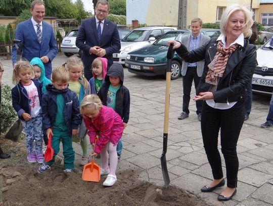 Firma Nestlé posadziła drzewa przedszkolakom ZDJĘCIA