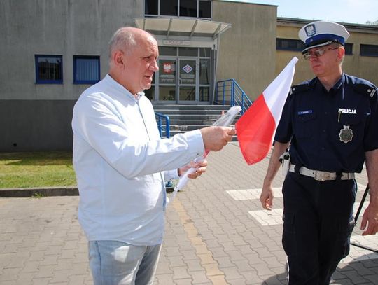 Flaga zamiast mandatu. Ostrowscy policjanci przymykają dziś oko na niektóre wykroczenia ZDJĘCIA