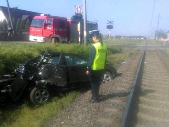 Ford wjechał pod pociąg. Kierowca w ciężkim stanie