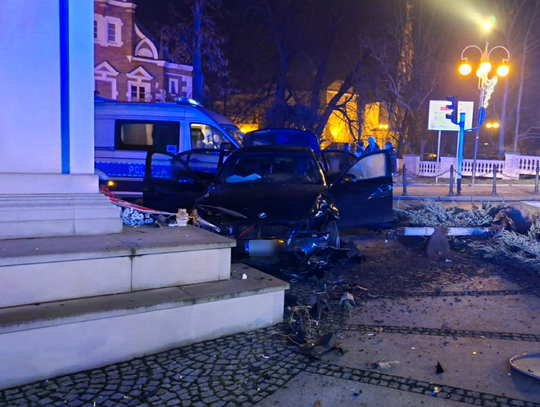 Gaz do dechy i szybki finał. BMW wjechało w pomnik Piłsudskiego ZDJĘCIA Gaz do dechy i szybki finał. BMW wjechało w pomnik Piłsudskiego ZDJĘCIA