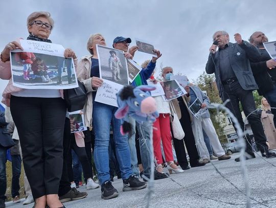 Gdzie są dzieci z Michałowa? - pytają kaliszanie. Manifestacja ws. sytuacji na granicy polsko-białoruskiej ZDJĘCIA