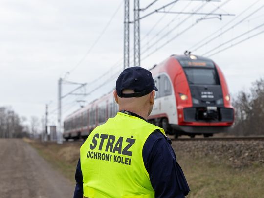 14 i 15-latka "bawiły się" przy torach. Mogło dojść do dramatu