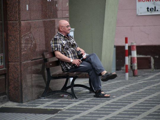 „Gościu… a odpocznij sobie…”. Na ulicy Śródmiejskiej pojawiły się ławki ZDJĘCIA