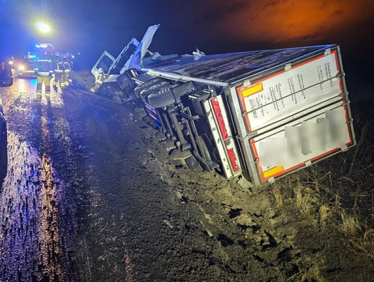 Groźne zdarzenie pod Stawiszynem. Kierowca poszkodowany! Groźne zdarzenie pod Stawiszynem. Kierowca poszkodowany!