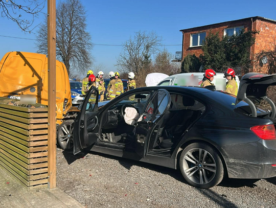 Groźne zderzenie przy posesji. BMW staranowało auto i ogrodzenie Groźne zderzenie przy posesji. BMW staranowało auto i ogrodzenie