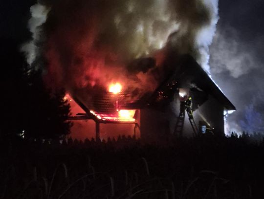 Groźny pożar pod Kaliszem. Wielkie straty