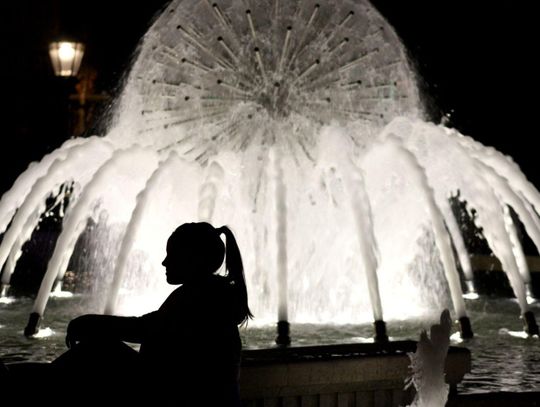 I rozbłysła – uruchomienie fontanny Noce i Dnie zainaugurowało wiosenny sezon w Kaliszu ZDJĘCIA