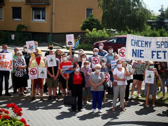 "Ich zysk, nasz smród!". Mieszkańcy gminy Blizanów przeciwko budowie fermy drobiu ZDJĘCIA i WIDEO