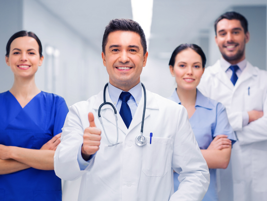 Koniec z lekarzami milionerami? Ministerstwo postawi granicę