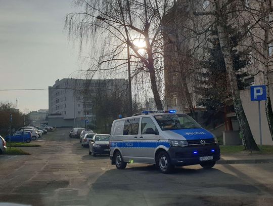 Interwencja służb przy ul. Podmiejskiej. Kobieta wzywała pomocy, zareagowała sąsiadka