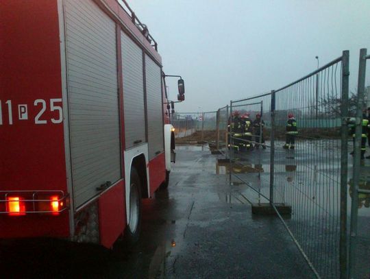 Interwencja straży i policji na opuszczonej stacji paliw ZDJĘCIA