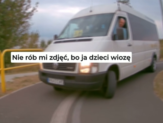 „Ja tu dzieci wiozę”. Busem potrącił rowerzystę na ścieżce FILM