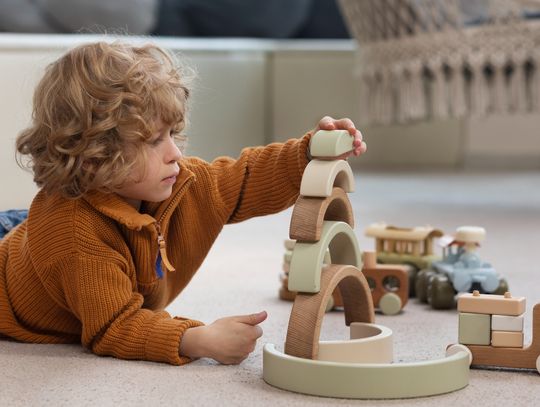 Jak drewniane meble wspierają rozwój dziecka? Kid's Wood wyjaśnia