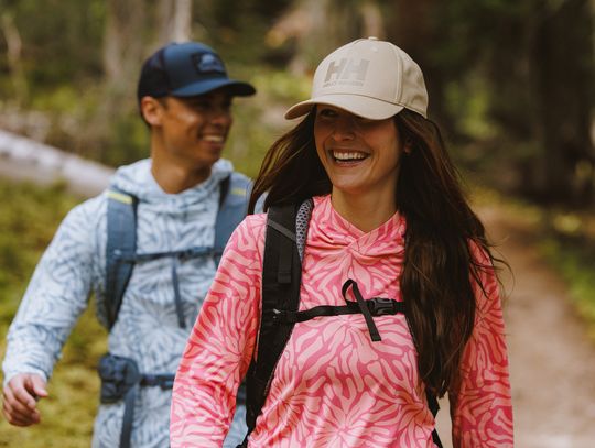 Jak nosić bluzy, żeby wyglądać z klasą? Kilka pomysłów na stylizacje