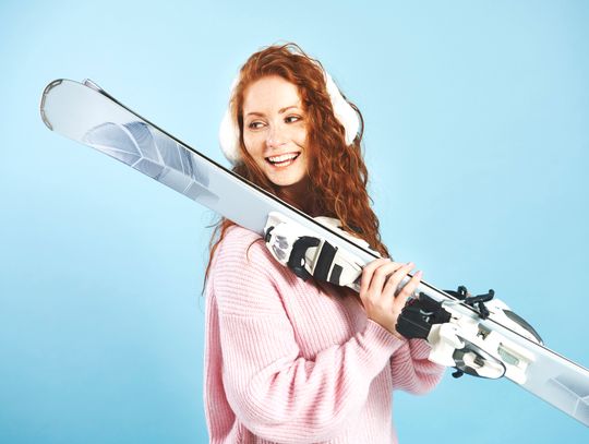 Jak przewieźć narty samolotem? Kompletny poradnik dla osób lecących na zimowy wyjazd