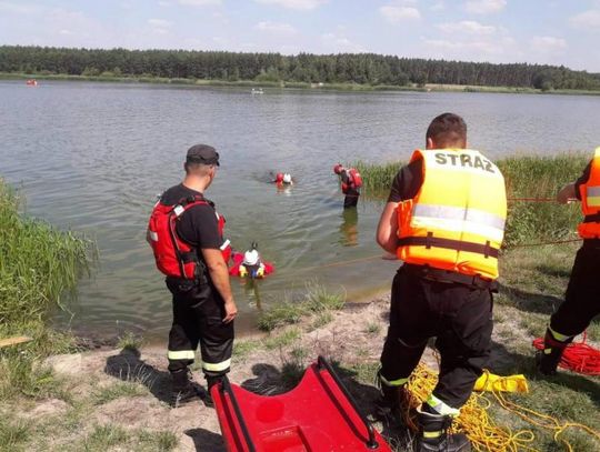 Jak ratować tonącego. Ćwiczenia dla strażaków ochotników ZDJĘCIA