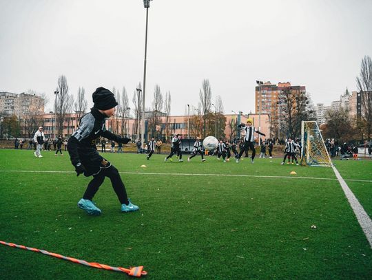 Jak sportowy strój i akcesoria wpływają na pasję dziecka do piłki nożnej?