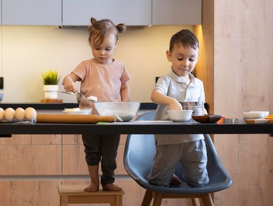Jak wybrać kitchen helper, który posłuży dziecku przez lata? Podpowiadamy!