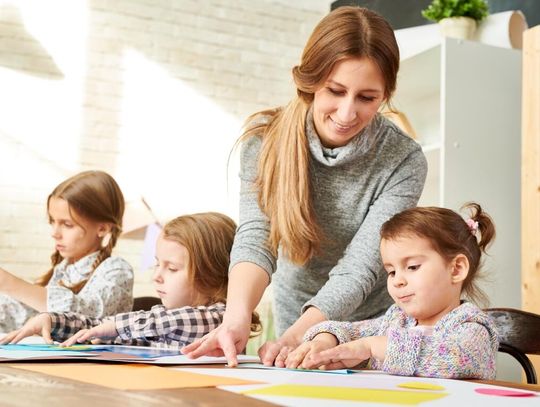 Jak wyglądają pierwsze dni w pracy opiekunki w żłobku? Praktyczny przewodnik dla początkujących