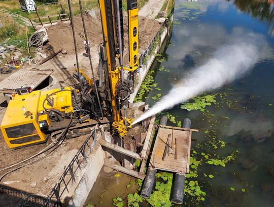 Jak wzmocnić istniejące fundamenty bez ich całościowego odsłaniania?