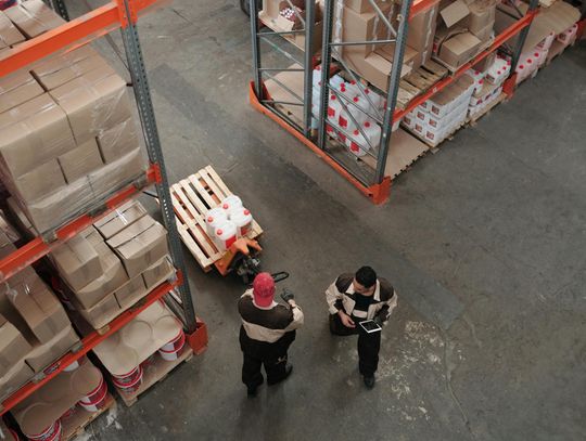 Jak zarządzać przestrzenią magazynową? Regały półkowe do każdego magazynu