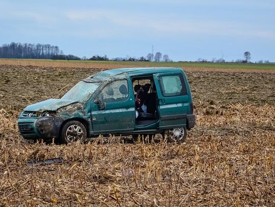 Jarocin: śmiertelne potrącenie pieszego i dachowanie auta ZDJĘCIA