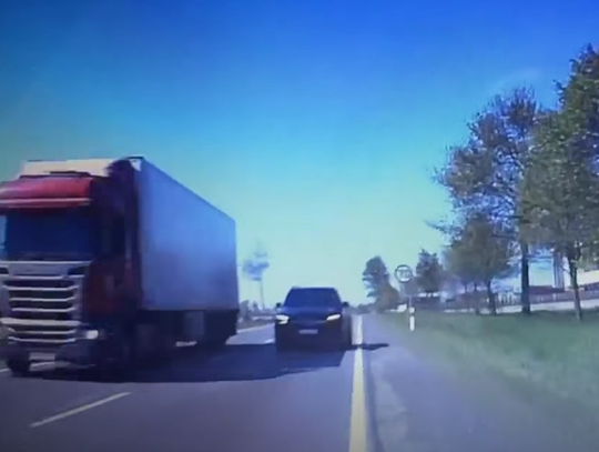 Jechał jak wariat i wyprzedzał „na trzeciego”. Nagranie trafiło do sieci 𝐖𝐈𝐃𝐄𝐎
