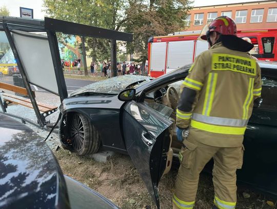 „Jechał jak wariat, potem huk”. Mercedesem staranował przystanek