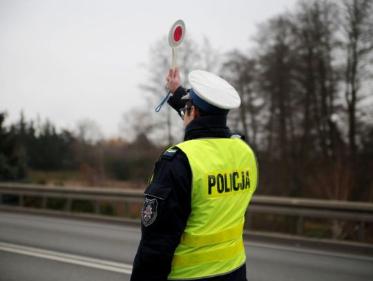 Jechał za szybko – stracił prawo jazdy. Mimo to wsiadł za kierownicę i… znowu natknął się na patrol