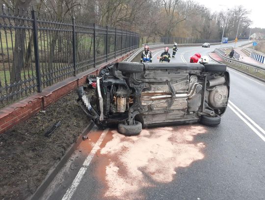 Jechał za szybko, wylądował na boku