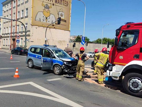 Jechali na sygnałach... Kraksa z radiowozem ZDJĘCIA