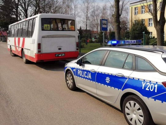 Jechali na wycieczkę szkolną. Autokar z dziećmi wjechał do rowu