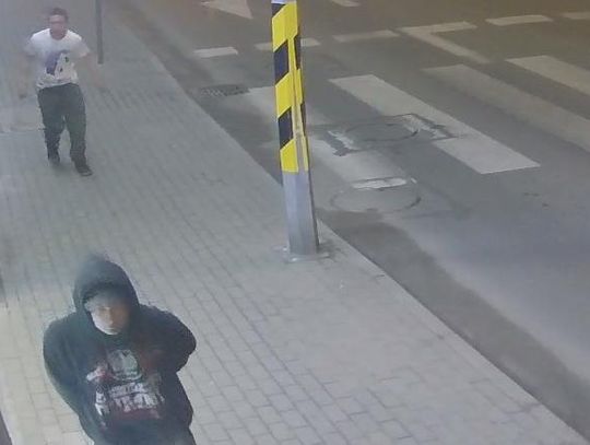 Jeśli rozpoznajesz tych mężczyzn, zadzwoń! Policja publikuje nagranie z monitoringu WIDEO