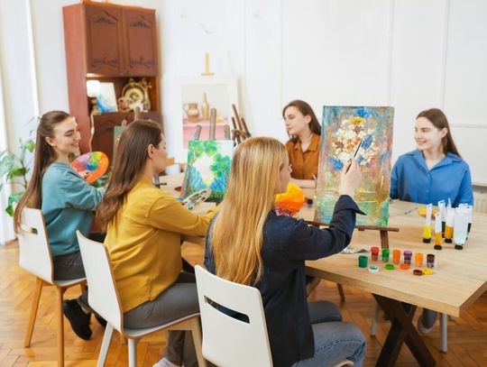 Jesteś pasjonatem sztuki? Sprawdź, jak kurs arteterapii pomoże Ci wykorzystać ją do pomocy innym