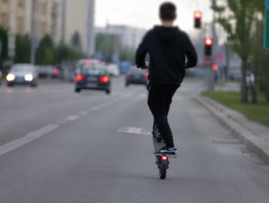 Jeździł hulajnogą jak kaskader. Pokazywał przy tym ,,środkowy palec'' i krzyczał na kierowców