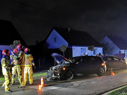 Już nie pojeździ... Z ogromną siłą uderzyła w zaparkowane auto