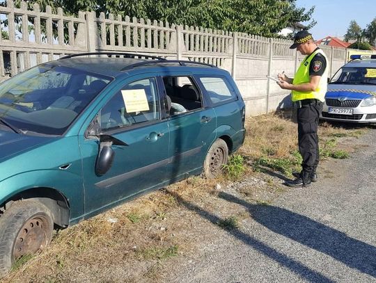 Już ponad 150 usuniętych wraków. Coraz częściej auta porzucają Ukraińcy