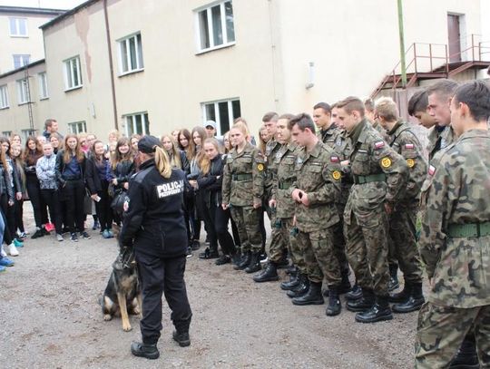 Kadeci z wizytą w komendzie ZDJĘCIA