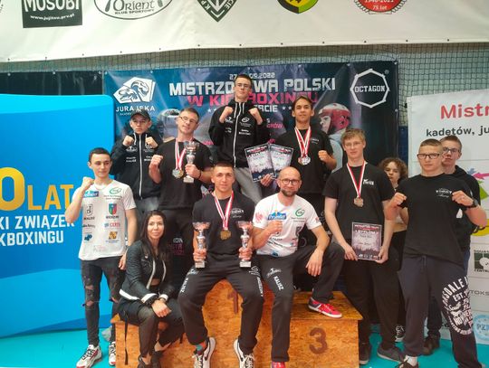 Kaliscy kickbokserzy z medalami Mistrzostw Polski w trzech formułach