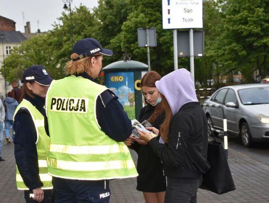 Kaliscy policjanci informowali pieszych o nowych przepisach ZDJĘCIA