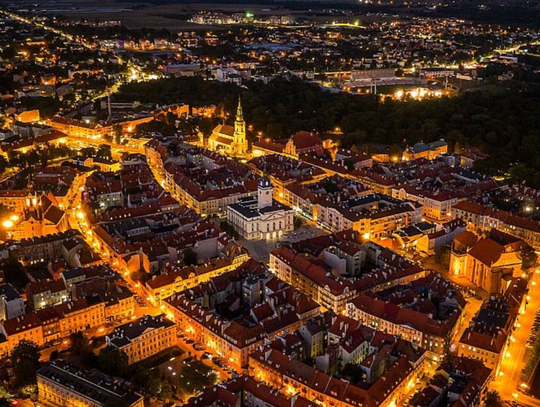 Kalisz ożyje po zmroku. Wiele miejsc otworzy się po godzinach 𝐋𝐈𝐒𝐓𝐀