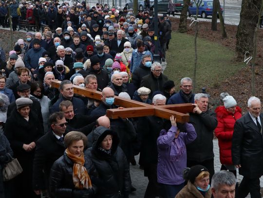 Kaliszanie nieśli krzyż ulicami Miasta ZDJĘCIA