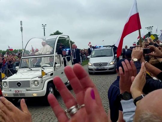 Kaliszanie od 2:30 w nocy czekali na papieża, ale opłacało się WIDEO i ZDJĘCIA