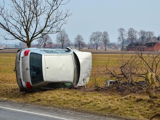 Kaliszanin wymusił pierwszeństwo, kobieta dachowała  ZDJĘCIA