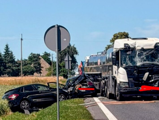 Karambol na krajówce. Zderzyły się dwie ciężarówki i dwa samochody osobowe