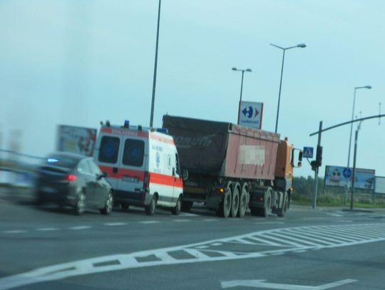 Karetka uderzyła w ciężarówkę ZDJĘCIA